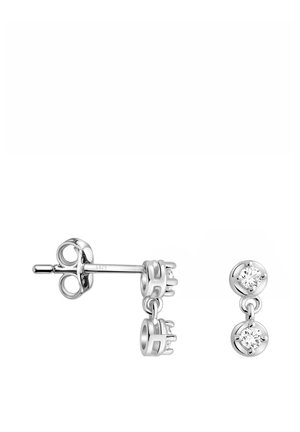 Boucles d’oreilles clou en argent avec deux pierres précieuses rondes et transparentes, l’une au-dessus de l’autre, reliées par un petit anneau, vues de côté et de face.