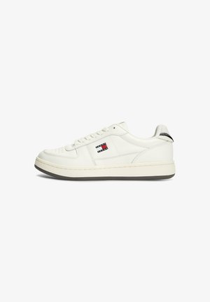 Witte lage sneaker met vetersluiting, zwart en rood Tommy Jeans-logo aan de zijkant en een zwart gestreept hieltab.