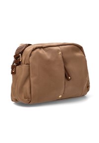 Bolso cruzado de nylon color beis con forma rectangular, acentos en hardware dorado y un bolsillo frontal con cremallera, que presenta detalles en correa de cuero marrón.