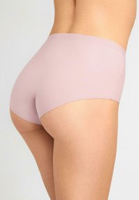 Jasnoróżowa bezszwowa bielizna hipsterska o gładkiej strukturze i średnim stanikiem, oferująca pełne pokrycie i minimalistyczny wygląd.