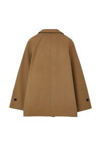 Braune, übergroße Jacke aus glattem Stoff. Sie hat einen schmalen Kragen, Raglanärmel und schwarze Knopfakzente an den Bündchen.