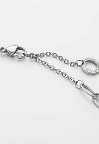 Catena in metallo argento con chiusura a gancio, caratterizzata da dettagli a cerchio e anelli di varie dimensioni, texture liscia e design minimalista.