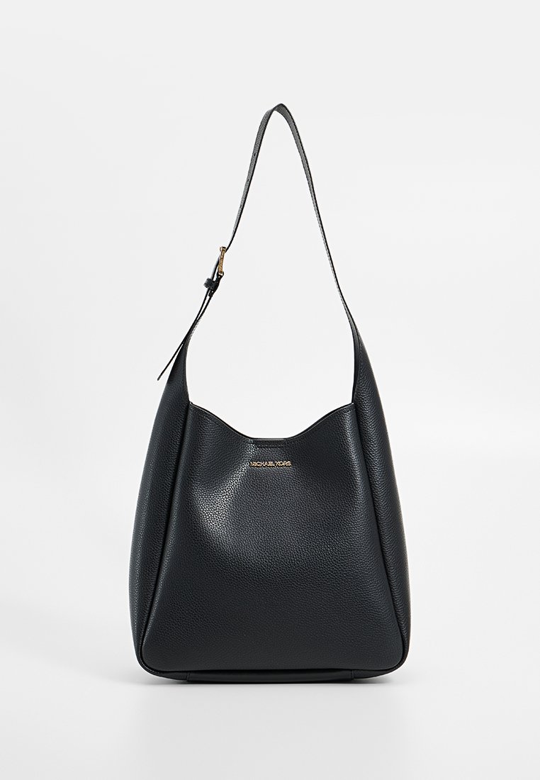 Schwarze, strukturierte Leder-Schultertasche mit verstellbarem Riemen und goldfarbener Logo-Detail auf der Vorderseite.