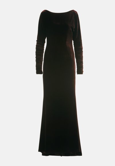 Długa, dopasowana czarna sukienka z aksamitu z dekoltem w kształcie łodzi i marszczonymi długimi rękawami, z długą spódnicą i gładką teksturą.