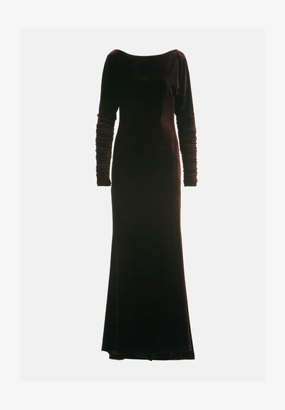 Długa, dopasowana czarna sukienka z aksamitu z dekoltem w kształcie łodzi i marszczonymi długimi rękawami, z długą spódnicą i gładką teksturą.