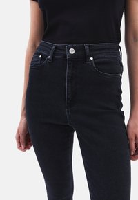 OXXO MIT HOHER TAILLENFORM - Vaqueros pitillo - black denim