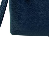 Donkerblauwe leren schoudertas met gestructureerde afwerking, ritssluiting en een smalle schouderband voor comfortabel dragen. Compact ontwerp, minimalistische stijl.