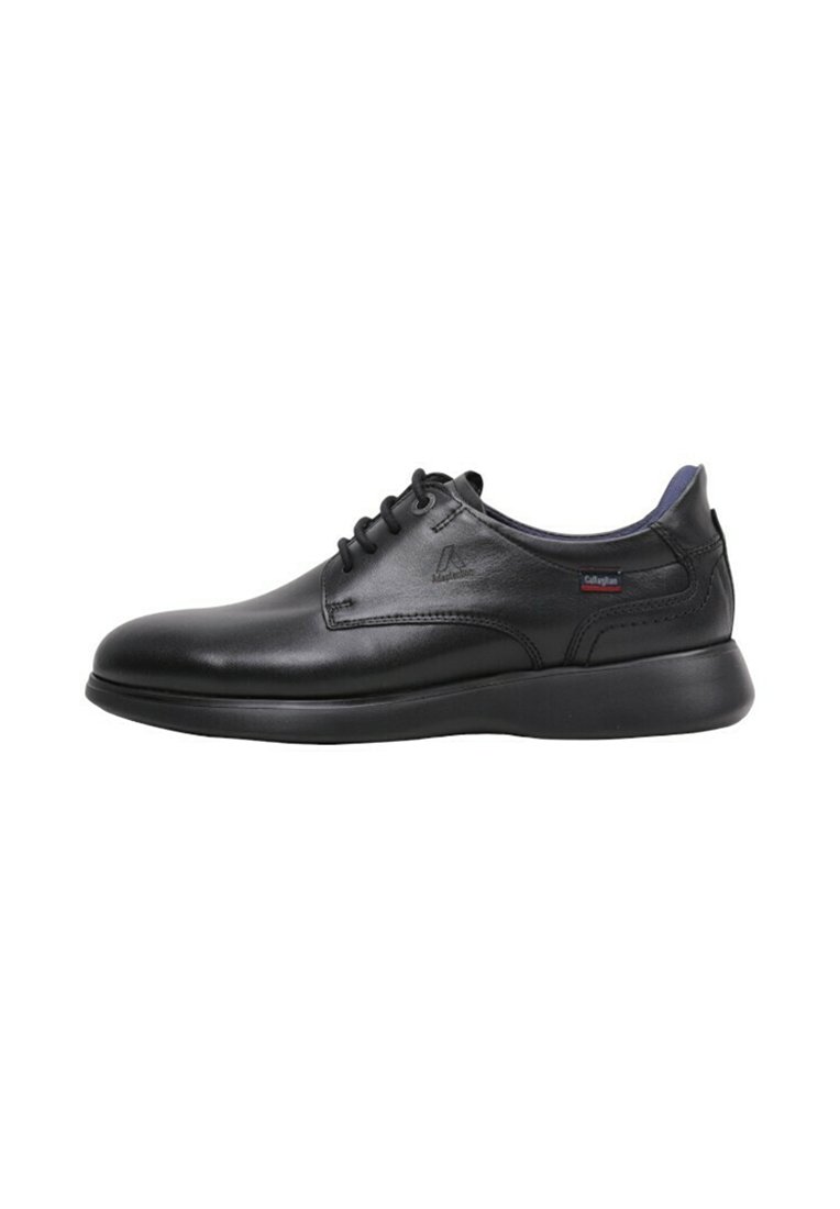 Zapatos de cuero negro con punta redonda, diseño con cordones, detalles de costura sutiles y una suela acolchada para mayor comodidad.