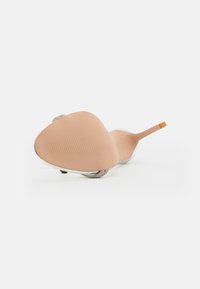 Nude mules korkokenkät, joissa on uurrettu pinta, hopeiset yksityiskohdat ja hoikka oranssi korko. Muotoilussa on tyylikäs, terävä kärki.