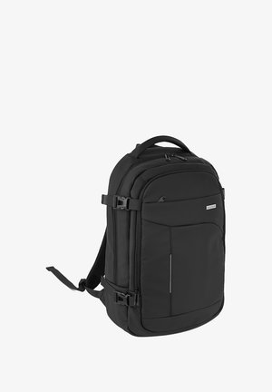 Czarny plecak o wyprofilowanym designie, z regulowanymi paskami, przednią kieszenią na zamek błyskawiczny i bocznymi klamrami. Wykonany z trwałego materiału o gładkiej fakturze.