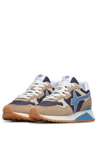 Sneaker in suede beige e blu navy con accenti azzurri, lacci bianchi e suola in gomma testurizzata. Ha un design a profilo basso e dettagli con logo.