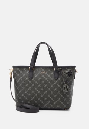 Bolso negro con patrón, con doble asa, correa de hombro desmontable, logo dorado "JOOP!" y borlas decorativas de cuero en la parte delantera.