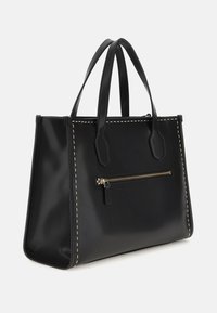 Borsa a tracolla nera in materiale sintetico con cuciture beige a contrasto, doppie maniglie e una tasca frontale con zip. Forma rettangolare e texture liscia.