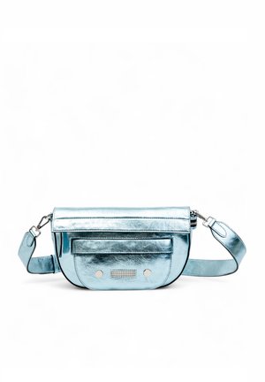 Sac bandoulière métallisé bleu clair avec un rabat repliable, une poche avant et des accents argentés. Texture lisse avec une finition brillante.