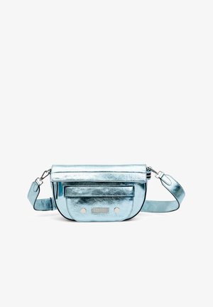 Sac bandoulière métallisé bleu clair avec un rabat repliable, une poche avant et des accents argentés. Texture lisse avec une finition brillante.