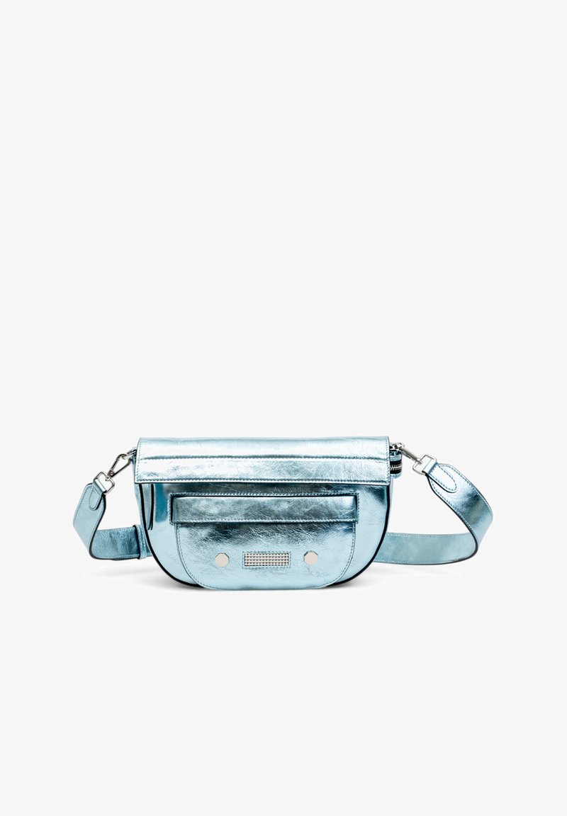 Sac bandoulière métallisé bleu clair avec un rabat repliable, une poche avant et des accents argentés. Texture lisse avec une finition brillante.