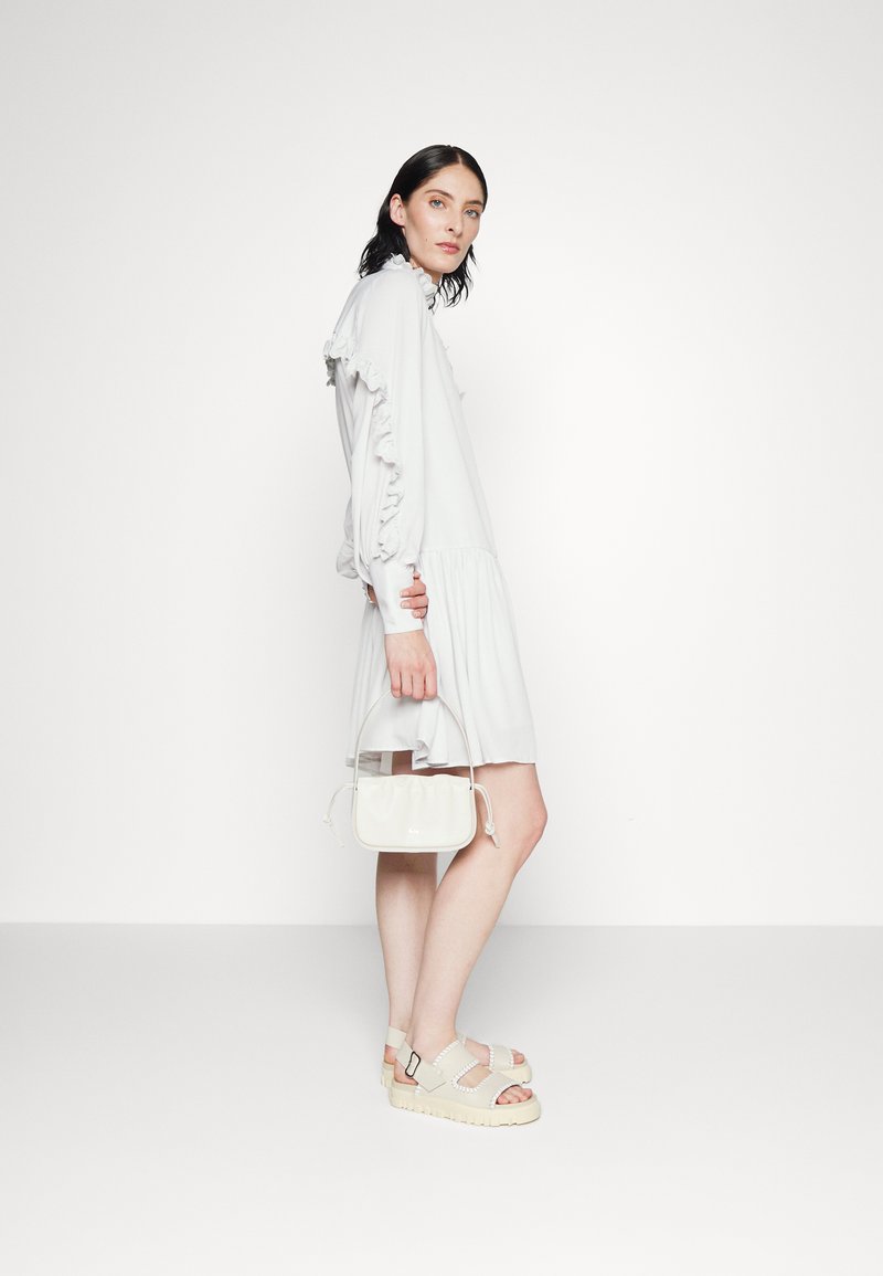 Damen Freizeitkleider | Bruuns Bazaar CAMILLA HATHA DRESS Blusenkleid nimbus cloud/hellgrau - NY21457 Damen Freizeitkleider | Bruuns Bazaar CAMILLA HATHA DRESS Blusenkleid nimbus cloud/hellgrau - NY21457