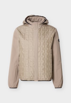 Giacca beige con cappuccio, pannello anteriore trapuntato, maniche lisce, polsini elasticizzati e una piccola toppa con logo rotondo sulla manica sinistra.