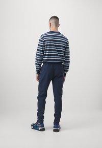 Puma FENERBAHCE ISTANBUL CASUALS PANTS - Klubové oblečení - club navy/speed yellow