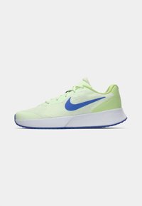 Hellgrüne Nike-Laufschuh mit blauem Swoosh-Logo, weißer Zwischensohle und blauer Laufsohle auf weißem Hintergrund.