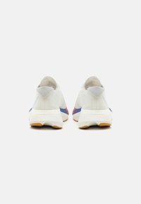 Weiße Sportschuhe mit einer strukturierten Oberfläche, grauem Fersenbereich, blauen Akzenten und einer weißen Zwischensohle. Verfügt über eine Gummisohle für besseren Halt.