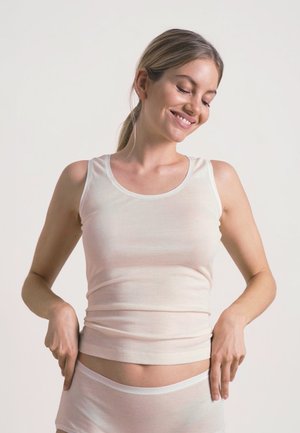 Lys pink tanktop lavet af blødt bomuldsstof, med en scoop-neck, tætsiddende design og smalle stropper. Enkel og glat tekstur.