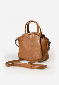 Braune Lederhandtasche mit zwei oberen Tragriemen und einem verstellbaren Schulterriemen, ausgestattet mit einer glatten Textur und strukturierter Form, Reißverschlussverschluss und schwarzen Akzenten.