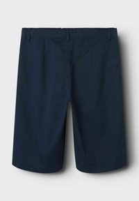 Pantalones cortos azul marino de tela ligera, con un corte recto, textura suave, frente plano con trabillas para cinturón y sin bolsillos visibles.