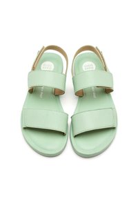 Sandalias de cuero verde con dos correas amplias y un talón abierto. La plantilla presenta la marca 'GIOS EPPO'. Superficie lisa, diseño minimalista.