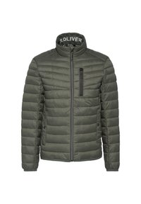Olivgrüne Pufferjacke mit hohem Kragen, Reißverschluss vorne und horizontaler Steppung. Verfügt über eine kleine Reißverschlusstasche auf der Brust.