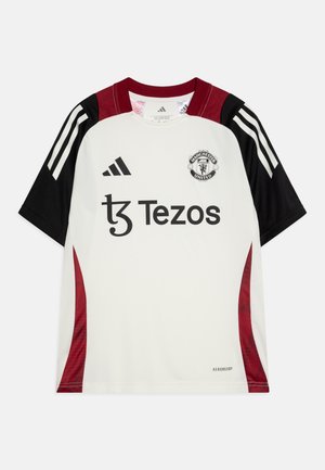 Maglietta da calcio bianca a maniche corte con accenti neri e amaranto, dotata di strisce Adidas, logo del Manchester United e testo "Tezos".