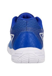 Blå sportskor med en texturerad syntetisk ovandel, vit gummisula och mesh-tunga, designade för komfort och stöd.