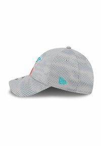 Hellgraue Baseballmütze mit einem dezenten Texturmuster, gesticktes Logo in Türkis und Orange auf der Vorderseite, türkisfarbener New Era-Logos auf der Seite.