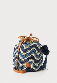 Borsa a secchiello intrecciata multicolore in blu, crema e sabbia, con chiusura a coulisse, tracolla in pelle, dettagli in frange e pon-pon.