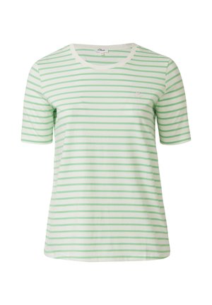 Biały t-shirt z krótkim rękawem w jasnoniebieskie poziome paski oraz małe haftowane logo na lewej piersi.