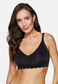 Czarny bezprzewodowy biustonosz w kształcie litery V, z falbanką na dolnym brzegu, gładką strukturą i regulowanymi ramiączkami. Miękka tkanina zapewniająca komfort i właściwe dopasowanie.