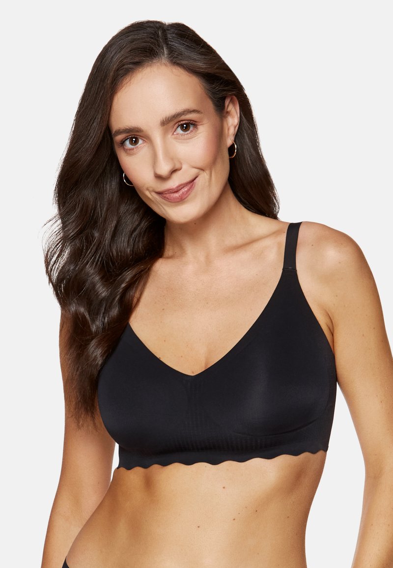 Czarny bezprzewodowy biustonosz w kształcie litery V, z falbanką na dolnym brzegu, gładką strukturą i regulowanymi ramiączkami. Miękka tkanina zapewniająca komfort i właściwe dopasowanie.