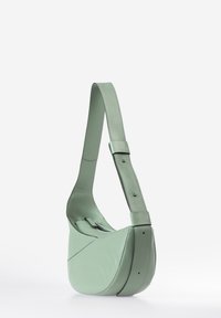Borsa a tracolla in pelle verde menta con silhouette curva, tracolla regolabile e dettagli di cucitura minimal. Texture liscia e linee pulite.