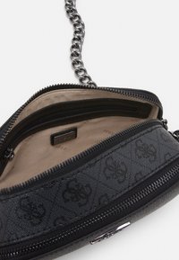 Borsa a tracolla nera con motivo, cerniera aperta che mostra l'interno in tessuto beige, tasca interna con zip e tracolla a catena argentata.