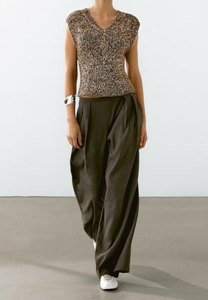 Top - dark brown