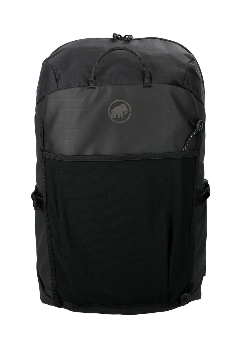 Mochila negra con asa superior, bolsillo de malla en el frente, cierre de cremallera y un logo circular de mamut en el panel frontal superior.