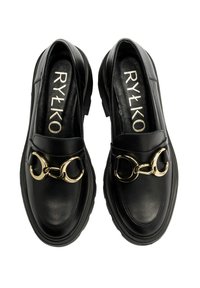 Mustad mustad nahast loafers ümmarguse varbaga, millel on ümmargune kuldne riistvaraline detail ja polsterdatud sisetallad. RYLKO logo nähtaval sisetallal.