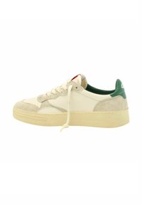 Sneaker in pelle e camoscio con una parte superiore bianca crema, dettagli beige, linguetta verde sul tallone e lacci rotondi. Superfici testurizzate e lisce.