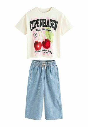 T-shirt graphique en coton crème avec un design de cerise et le texte "Copenhague" ; associé à un short ample à rayures bleues avec une taille élastique.