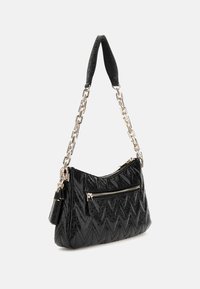 Sort quiltet håndtaske med kædestrop, der har to lynlåslommer og et struktureret mønster. Glat overflade med metalliske accenter.