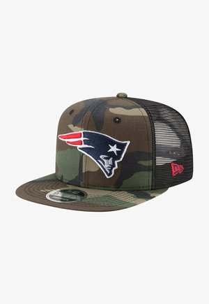 Czapka w wzór kamuflażu z płaskim daszkiem, z haftowanym logo NFL w kolorze czerwonym i niebieskim. Siatkowy tył z czerwonym akcentem z tyłu.