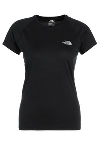 Svart T-shirt med korta ärmar, tillverkad av mjukt, lätt tyg. Har en liten grå logotyp på vänster bröst och rund halsringning.