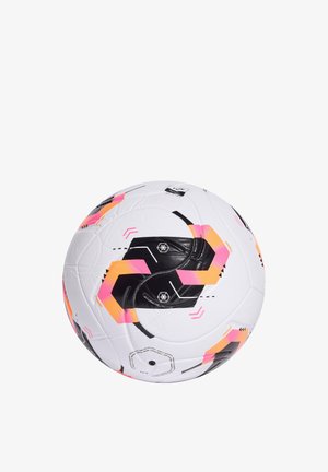 Balón de fútbol blanco con patrones geométricos negros, rosas y naranjas y certificación de calidad FIFA visible en la superficie.