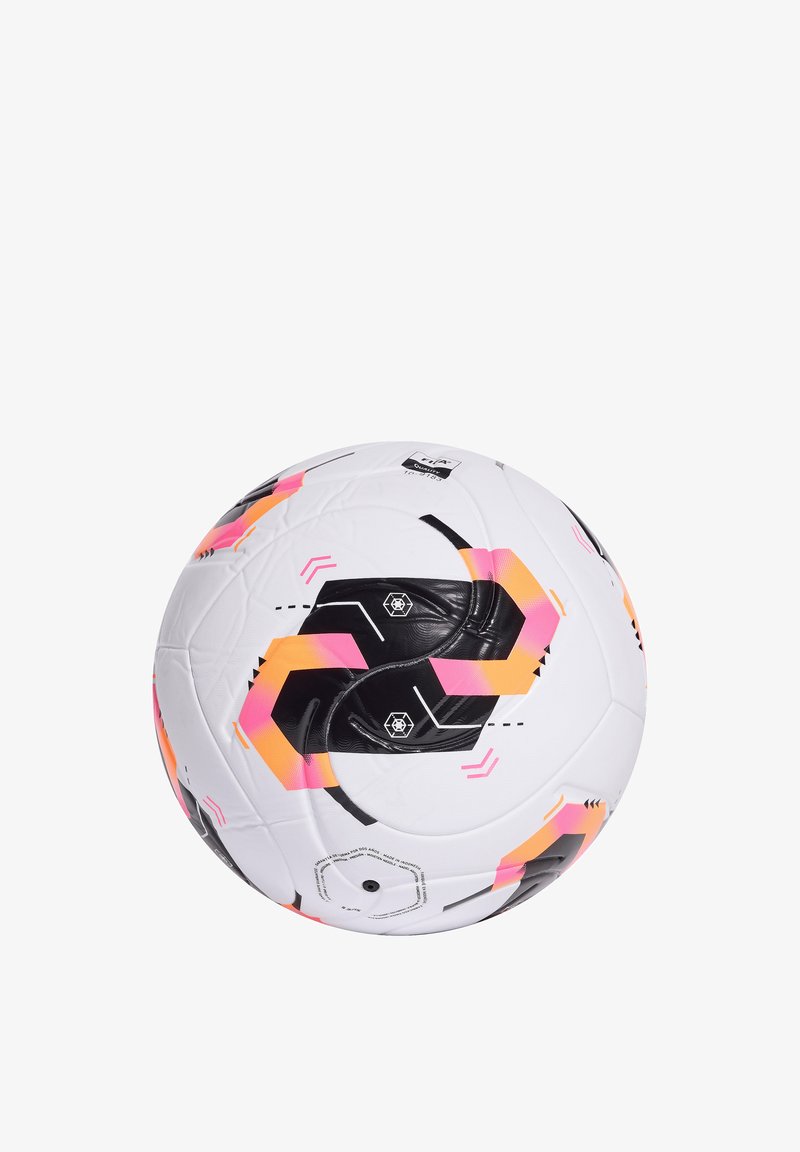 Ballon de football blanc avec des motifs géométriques noirs, roses et orange et une certification de qualité FIFA visible sur la surface.