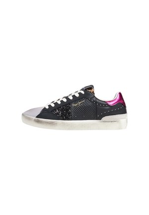 Zapatilla negra con una mezcla de materiales texturizados, incluyendo lentejuelas y malla. Presenta un acento rosa en el talón y una puntera plateada. Cintas blancas.